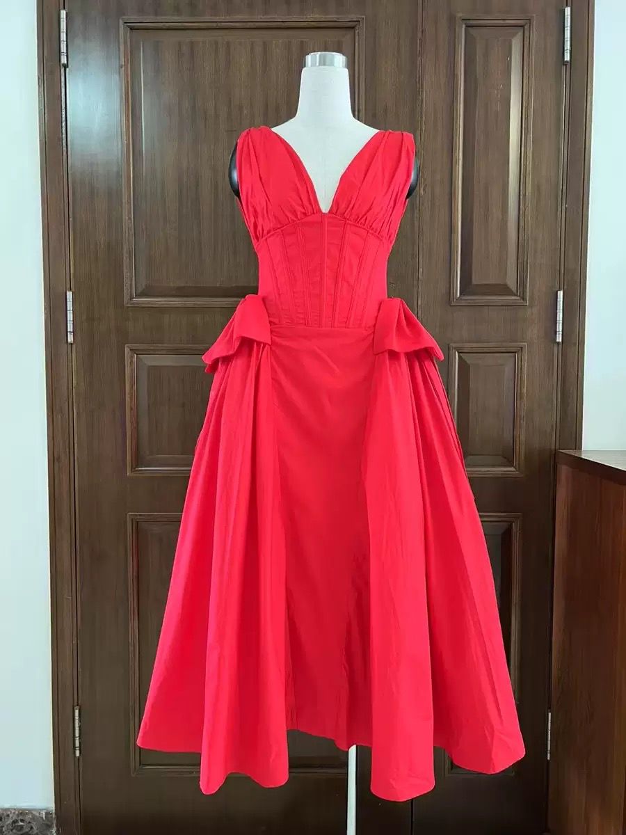 Scarlet Radiance – Corset Midi Gown
